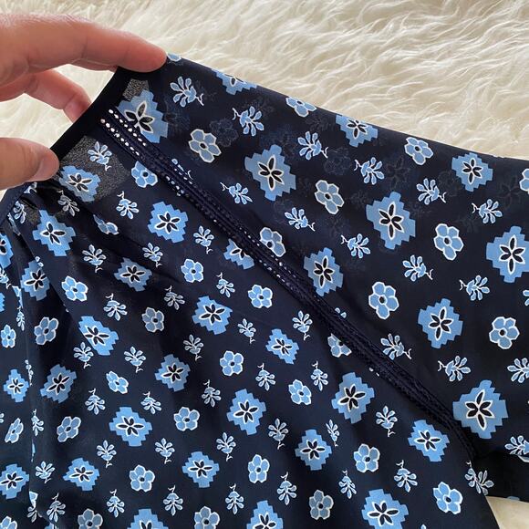 Loft Geometric Floral Gathered Sleeve Blouse in Navy and Blue, size L - Picture 5 of 9